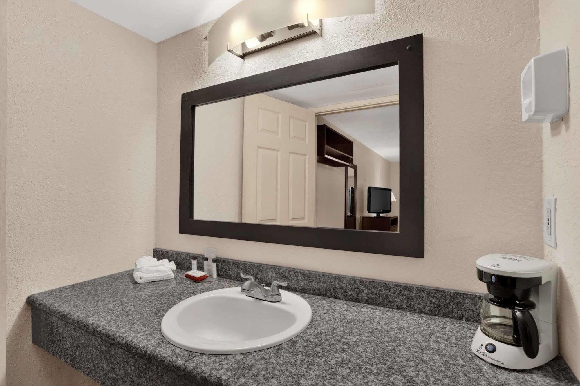 Ramada Limited Clearwater Hotel And Suites Luaran gambar